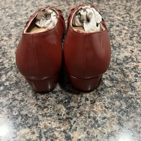 NWT Salon Studio Low Heels 👠 - Picture 3 of 6